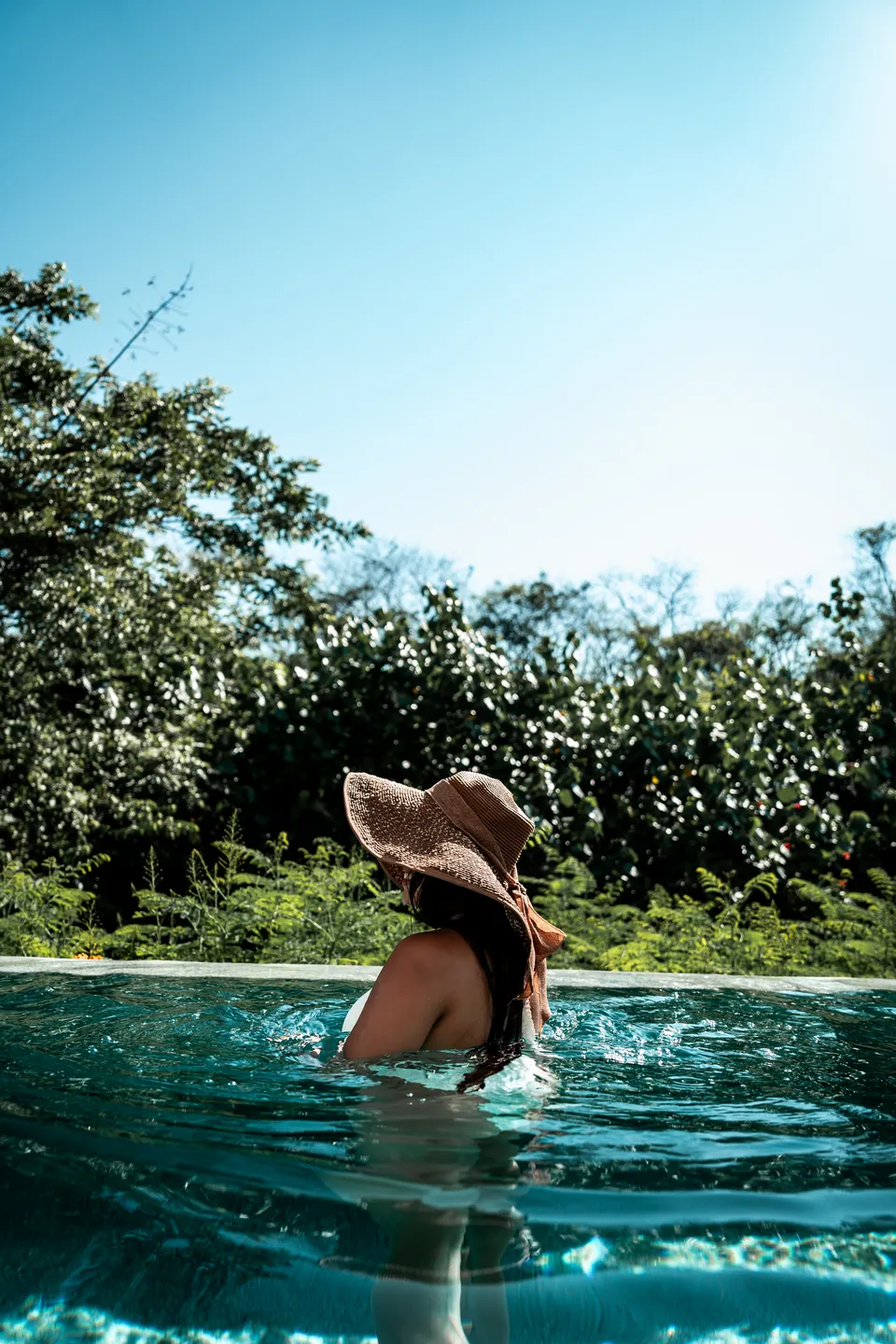 Vista aérea del resort Marival Armony Luxury Resort & Suites en Punta de Mita, mostrando la piscina infinita y el océano Pacífico al fondo.